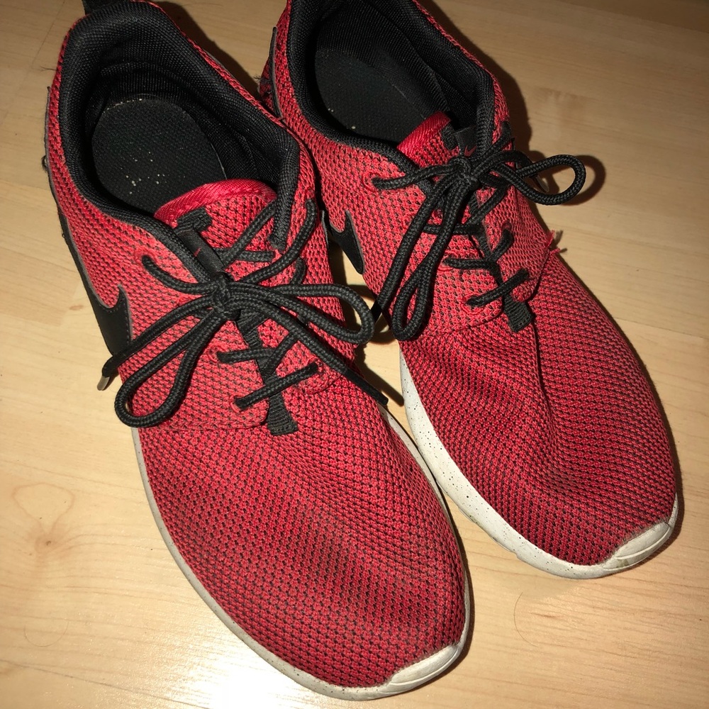 Black and red roshe runs